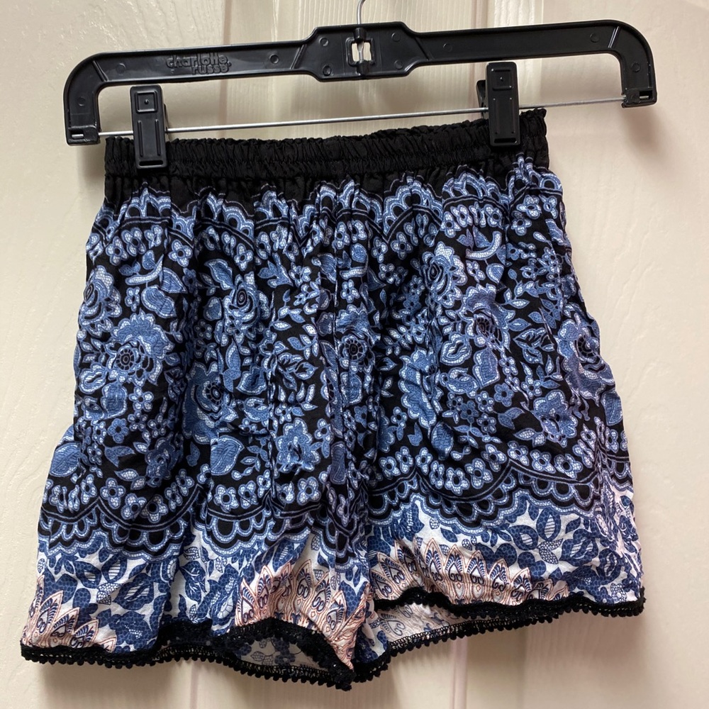 Flowy patterned shorts never worn